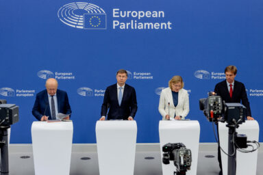 EU Commissioners (left to right) Andrius Kubilius, Valdis Dombrovskis, and Henna Virkkunen presenting the Omnibus Defence in Strasbourg.
