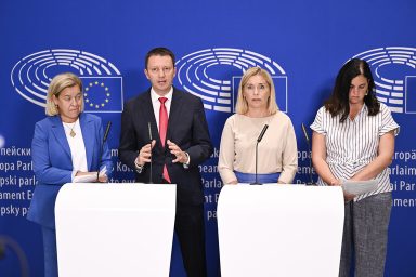 Siegfried Muresan (second from left) discussing the MFF