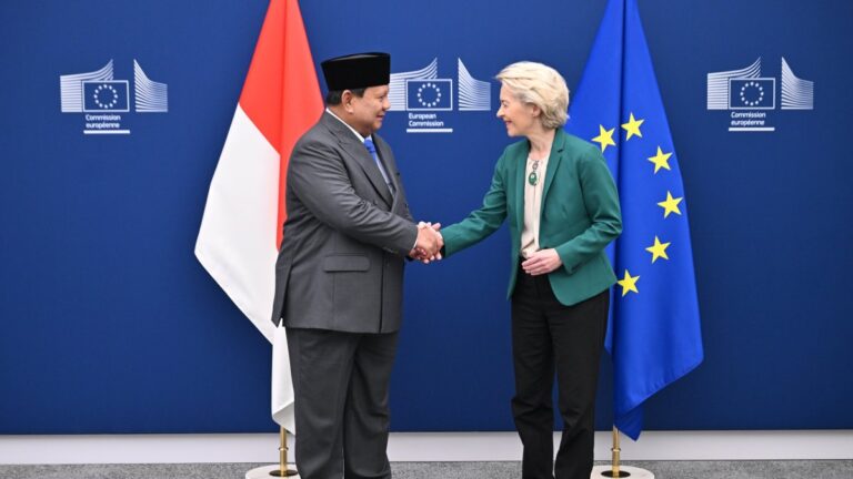 Commission President Ursula von der Leyen shaking hands with Indonesian President Prabowo Subianto in July 2025