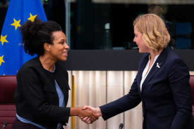 MEP Nela Riehl (Greens/GR) with commissioner Henna Virkkunen in the CULT meeting. Photo: EP
