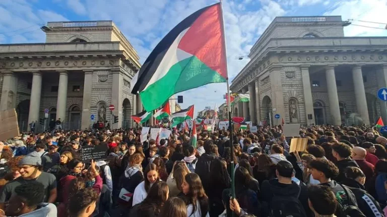 Pro-palestinian protesters in Milan