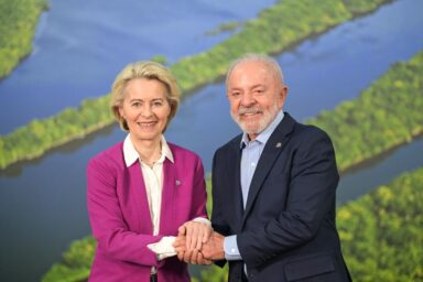 Ursula von der Leyen shaking hands with Brazilian President Lula da Silva