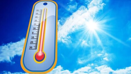 Thermometer showing temperatures above 30°C under a blazing sun