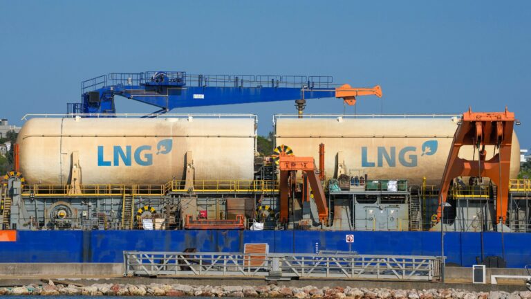 Rail freight wagons carrying LNG tank containers