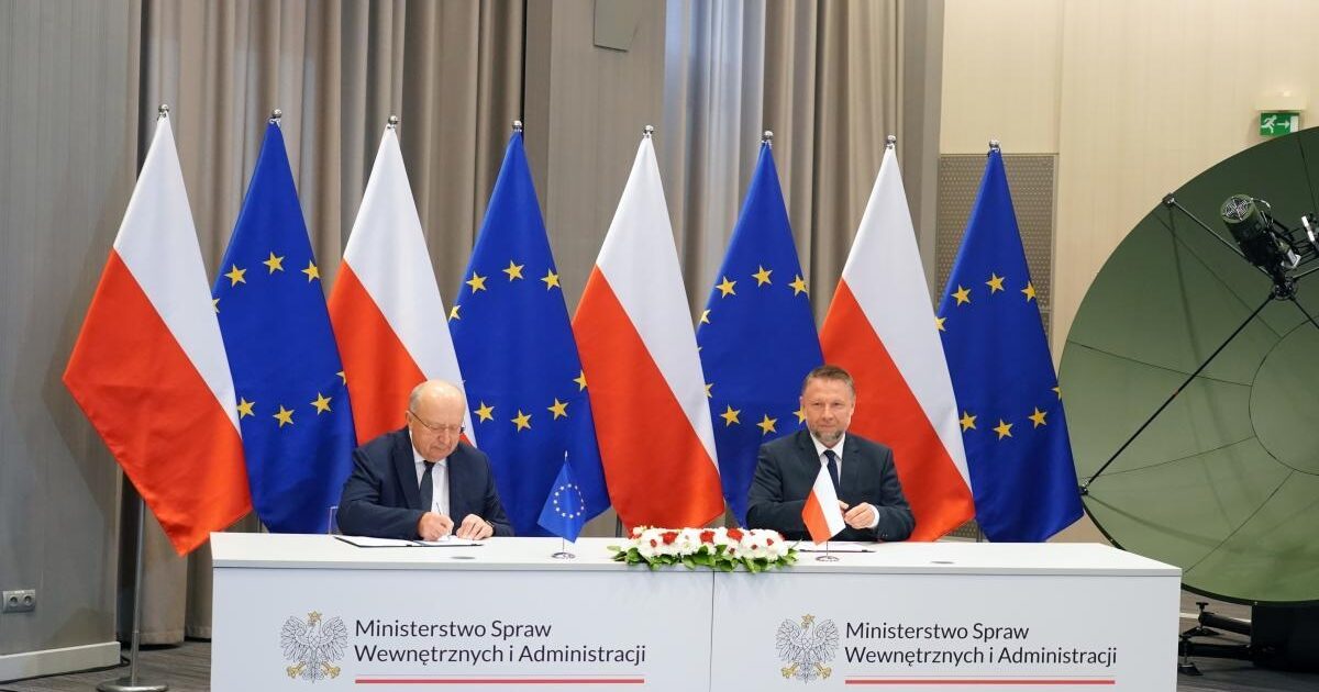 Marcin Kierwiński, Polish Minister of the Interior and Administration, on the right, and Andrius Kubilius, during the official signing ceremony.