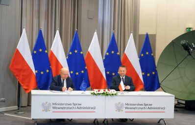 Marcin Kierwiński, Polish Minister of the Interior and Administration, on the right, and Andrius Kubilius, during the official signing ceremony.