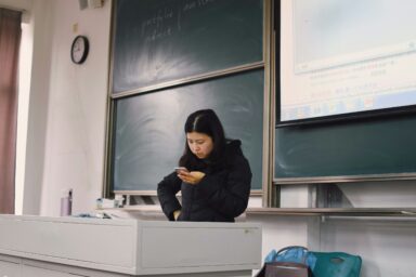 European school phone rules are fragmented. Photo: Unsplash