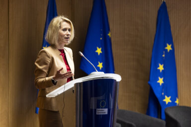 Kaja Kallas in front of EU flag