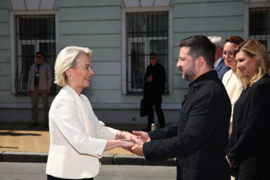 Ursula von der Leyen, on the left, and Volodymyr Zelenskyy