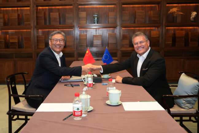 Handshake between Wang Wentao, Minister of Commerce of China, on the left, and Maroš Šefčovič.
